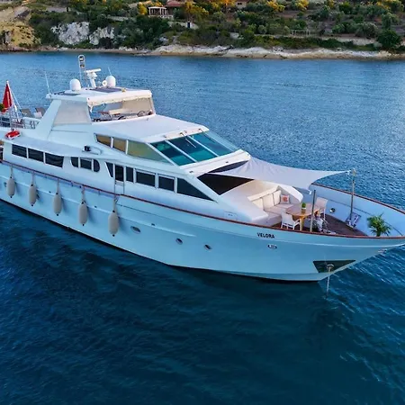 Hotel en barco 27m Benetti Luxury Yacht In *