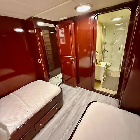 27m Benetti Luxury Yacht In Hotel en barco *