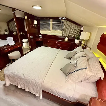 Hotel en barco 27m Benetti Luxury Yacht In