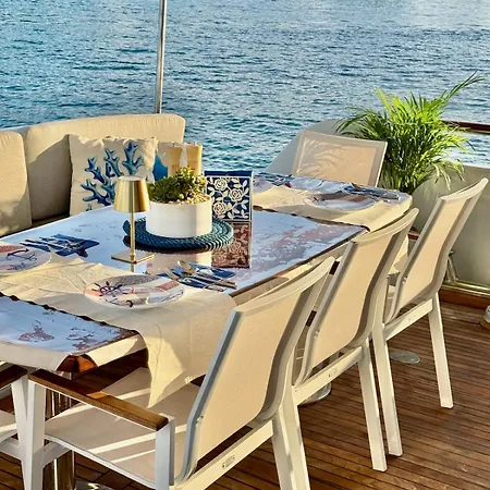 27m Benetti Luxury Yacht In Hotel en barco