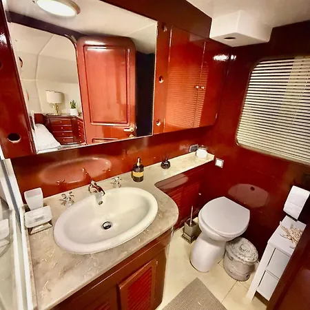 27m Benetti Luxury Yacht In Hotel en barco *