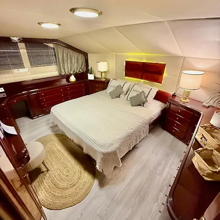 Hotel en barco 27m Benetti Luxury Yacht In Çeşme