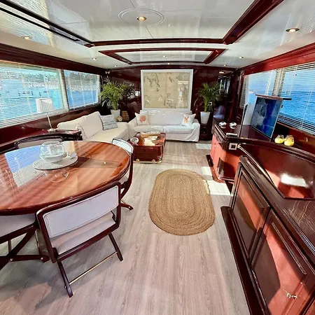 27m Benetti Luxury Yacht In Hotel en barco Çeşme