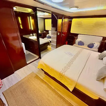 27m Benetti Luxury Yacht In Hotel en barco