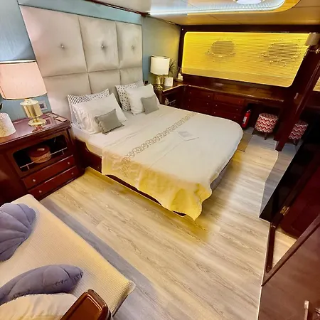 27m Benetti Luxury Yacht In Hotel en barco Çeşme