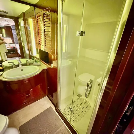 27m Benetti Luxury Yacht In Hotel en barco Çeşme