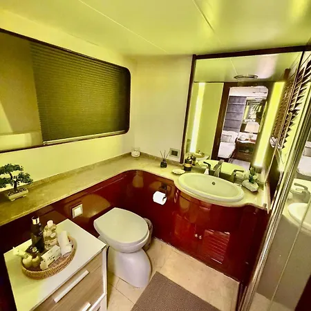 27m Benetti Luxury Yacht In Hotel en barco