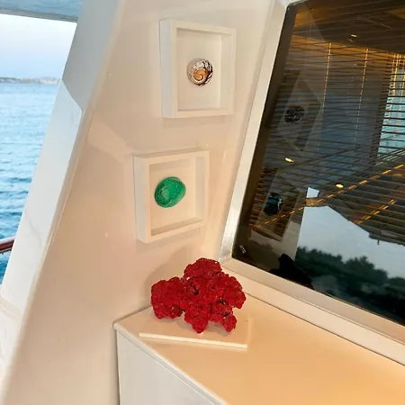27m Benetti Luxury Yacht In Hotel en barco *
