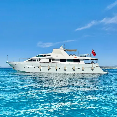 27m Benetti Luxury Yacht In Hotel en barco