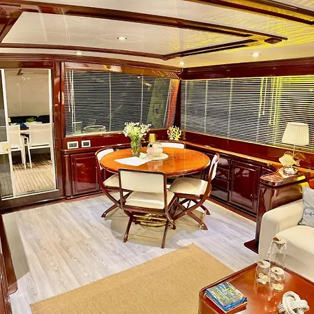 27m Benetti Luxury Yacht In Hotel en barco *