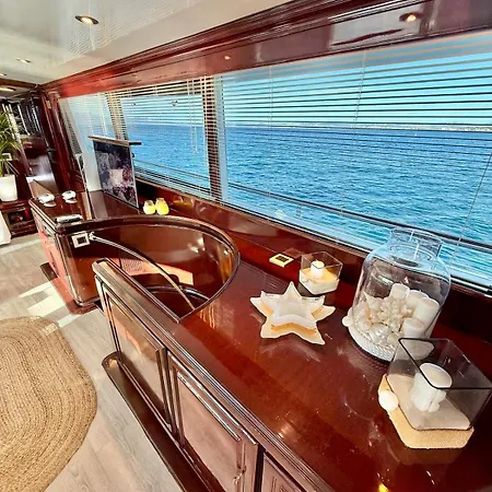 27m Benetti Luxury Yacht In Hotel en barco *