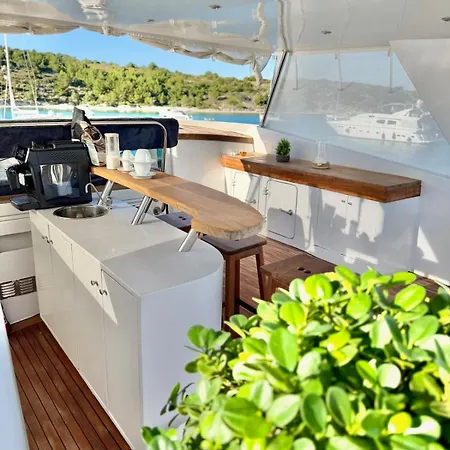 Hotel en barco 27m Benetti Luxury Yacht In *