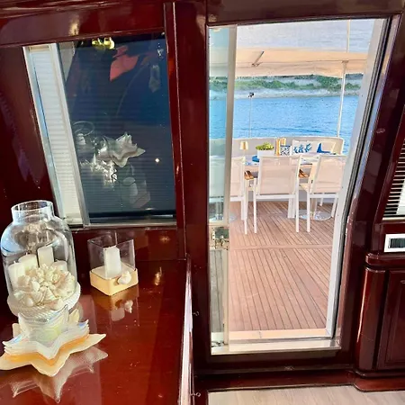 Hotel en barco 27m Benetti Luxury Yacht In Çeşme