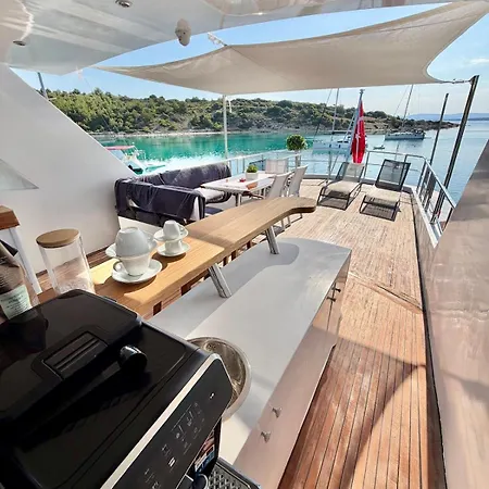 Hotel en barco 27m Benetti Luxury Yacht In