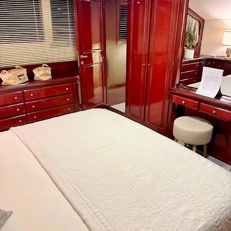 Hotel en barco 27m Benetti Luxury Yacht In Çeşme