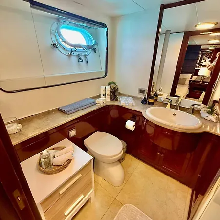 27m Benetti Luxury Yacht In Hotel en barco *