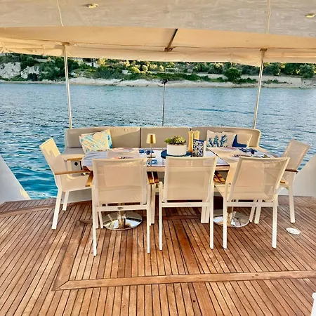 27m Benetti Luxury Yacht In Hotel en barco