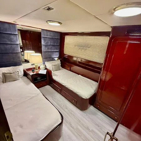 27m Benetti Luxury Yacht In Hotel en barco Çeşme