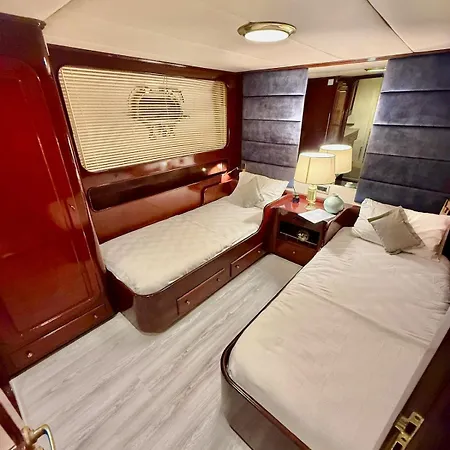 27m Benetti Luxury Yacht In Hotel en barco Çeşme