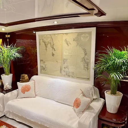 27m Benetti Luxury Yacht In Hotel en barco