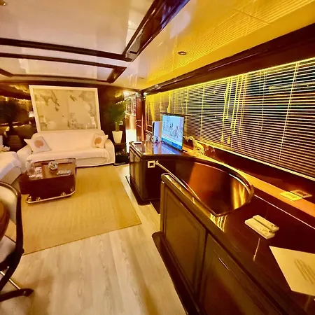 27m Benetti Luxury Yacht In Hotel en barco *