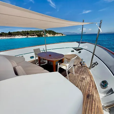 27m Benetti Luxury Yacht In Hotel en barco *