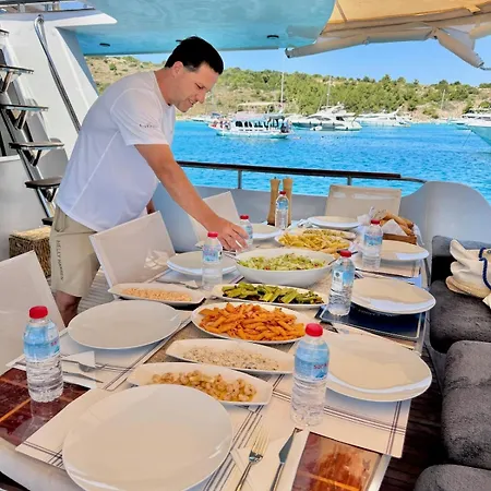 27m Benetti Luxury Yacht In Hotel en barco *