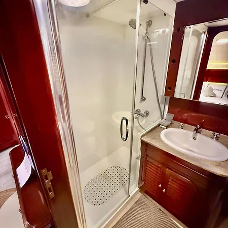 Hotel en barco 27m Benetti Luxury Yacht In *